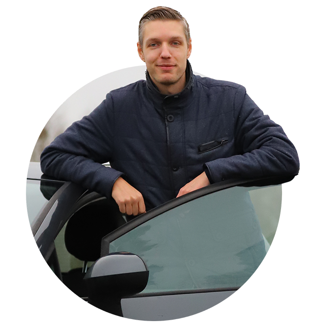 Rijschool Eindhoven Car Crèche: Michiel naast auto